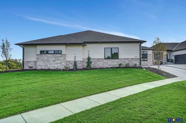 9121 White Horse Way, Lincoln, NE 68520