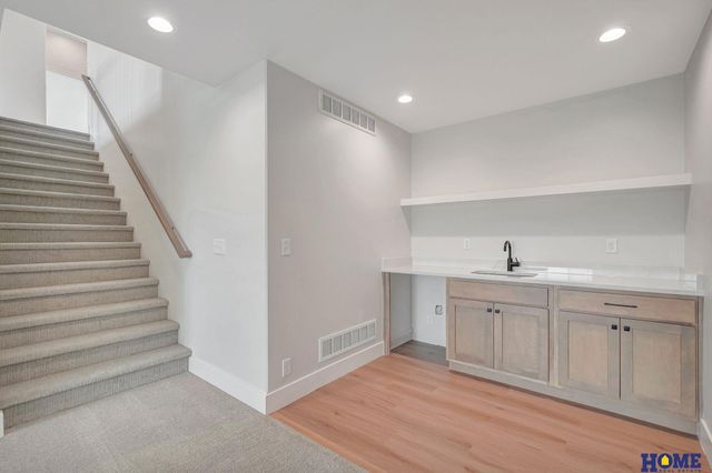 9121 White Horse Way, Lincoln, NE 68520