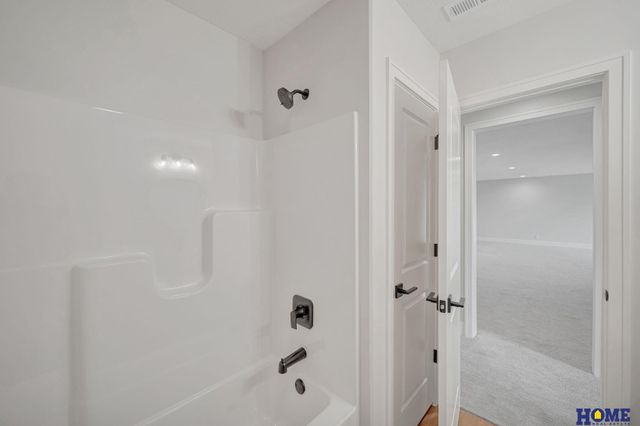 9121 White Horse Way, Lincoln, NE 68520