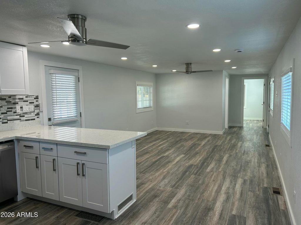 Image 7 of property listing at 16225 N 29TH Street 27, Phoenix, AZ 85032
