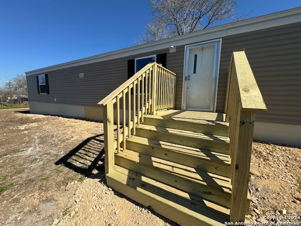 18480 LEAL RD, San Antonio, TX 78221