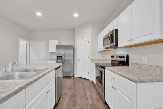 7530 Homewood Ln, Elmendorf, TX 78112