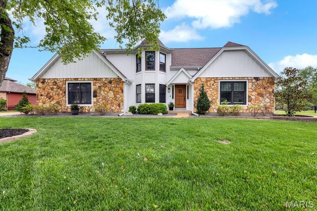5276 Bloomfield Drive, St Louis, MO 63129