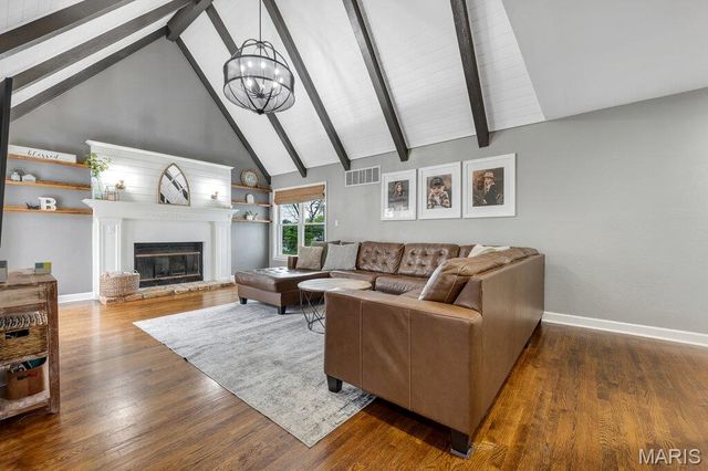 5276 Bloomfield Drive, St Louis, MO 63129