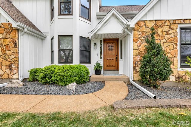5276 Bloomfield Drive, St Louis, MO 63129
