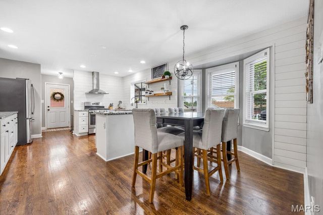 5276 Bloomfield Drive, St Louis, MO 63129