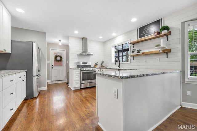 5276 Bloomfield Drive, St Louis, MO 63129