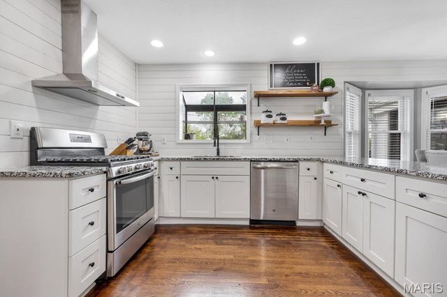 5276 Bloomfield Drive, St Louis, MO 63129