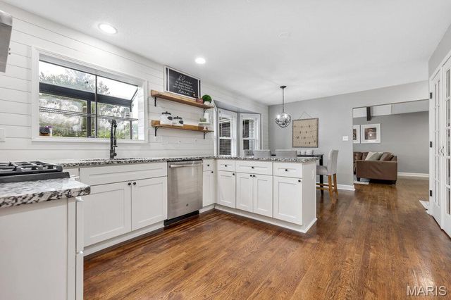 5276 Bloomfield Drive, St Louis, MO 63129