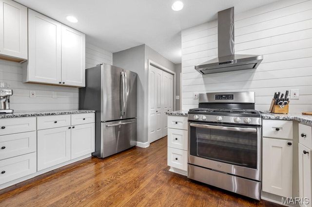 5276 Bloomfield Drive, St Louis, MO 63129