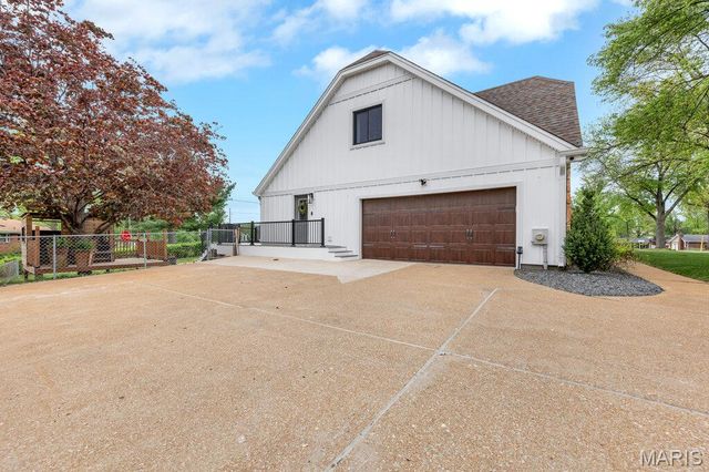 5276 Bloomfield Drive, St Louis, MO 63129
