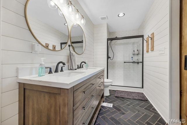 5276 Bloomfield Drive, St Louis, MO 63129