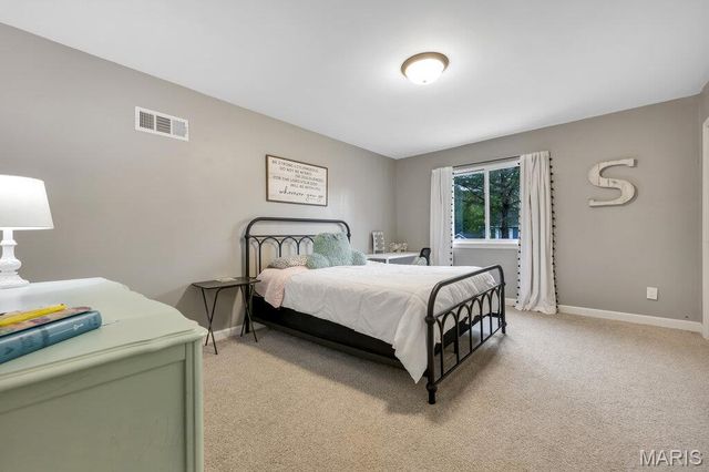 5276 Bloomfield Drive, St Louis, MO 63129