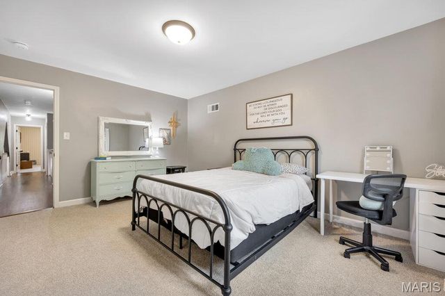 5276 Bloomfield Drive, St Louis, MO 63129
