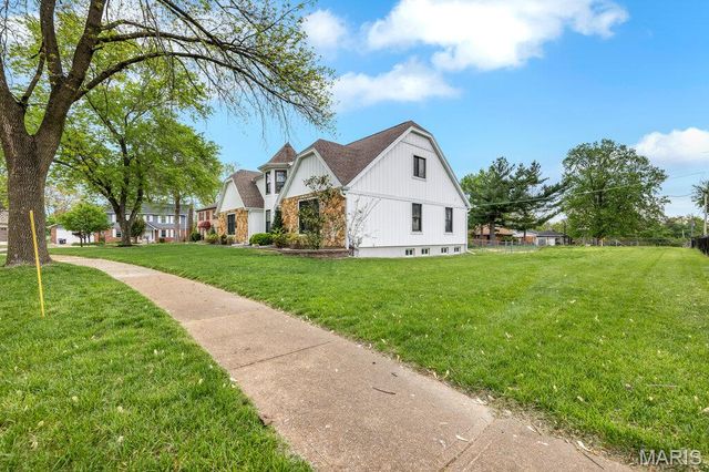 5276 Bloomfield Drive, St Louis, MO 63129