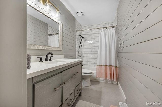 5276 Bloomfield Drive, St Louis, MO 63129