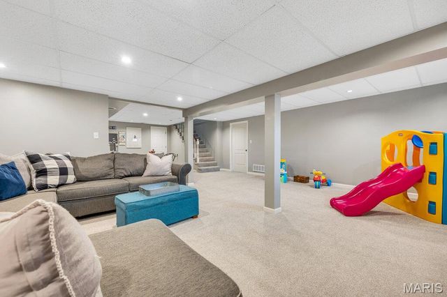 5276 Bloomfield Drive, St Louis, MO 63129