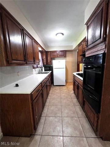962 Adrian Circle, Girard, OH 44420