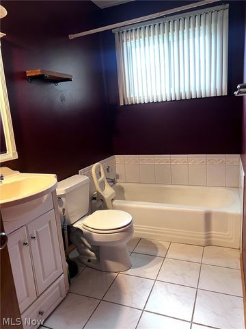 962 Adrian Circle, Girard, OH 44420