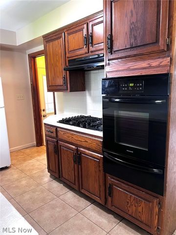962 Adrian Circle, Girard, OH 44420