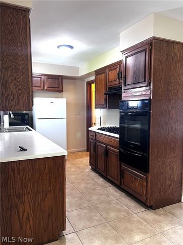 962 Adrian Circle, Girard, OH 44420