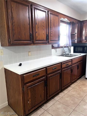 962 Adrian Circle, Girard, OH 44420