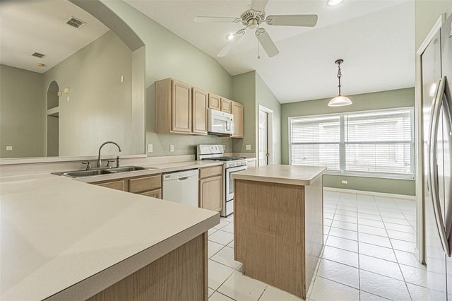 1550 MAXIMILIAN DRIVE, Wesley Chapel, FL 33543