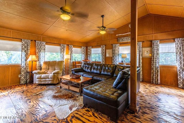 865 River Divide Rd, Sevierville, TN 37876