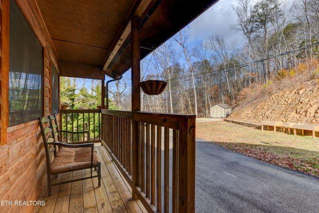 865 River Divide Rd, Sevierville, TN 37876