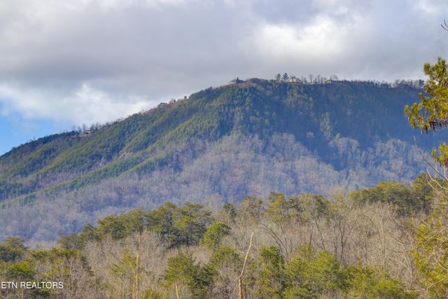 865 River Divide Rd, Sevierville, TN 37876