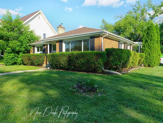 837 Wilcox Avenue, Mundelein, IL 60060