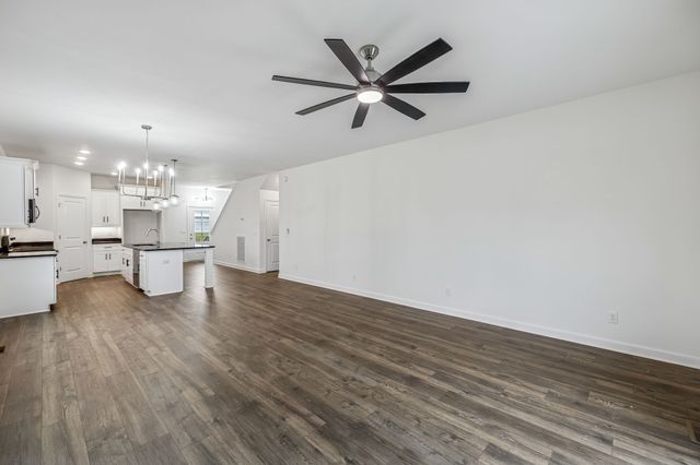 560 Oak Glen Dr, Smithville, TN 37166