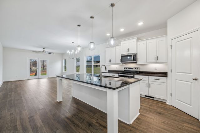 560 Oak Glen Dr, Smithville, TN 37166