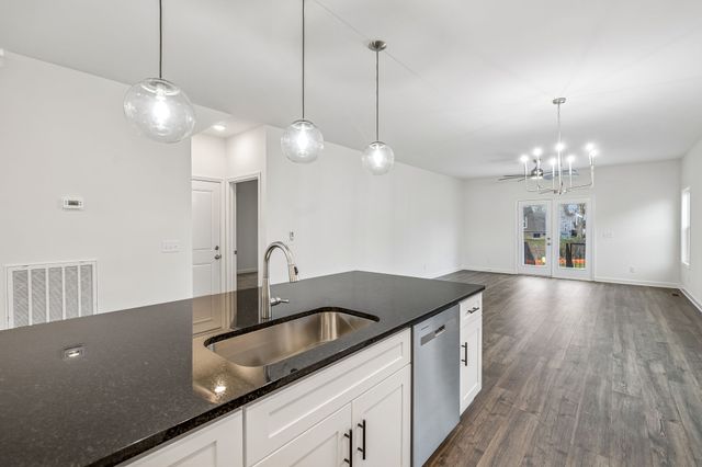 560 Oak Glen Dr, Smithville, TN 37166