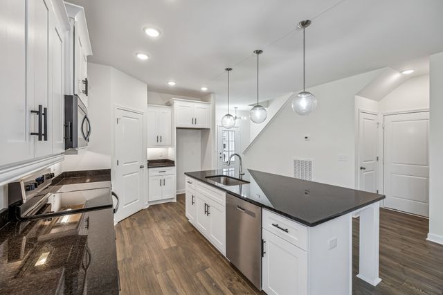 560 Oak Glen Dr, Smithville, TN 37166