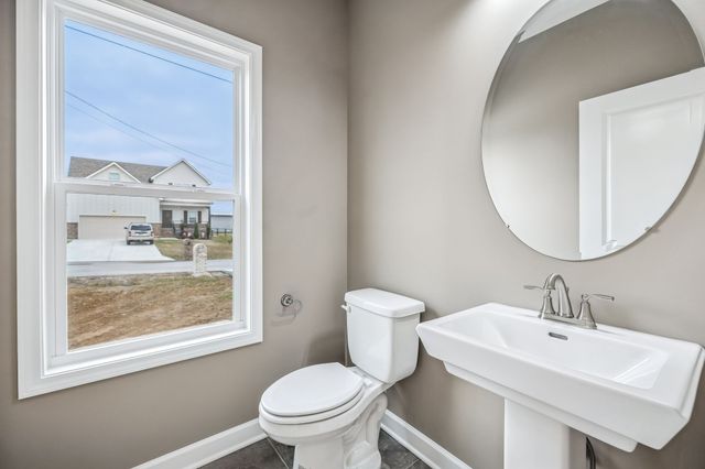 560 Oak Glen Dr, Smithville, TN 37166