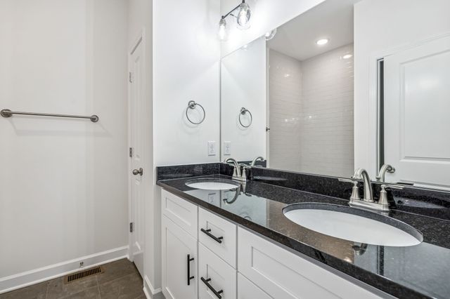 560 Oak Glen Dr, Smithville, TN 37166