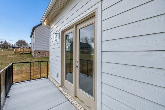 560 Oak Glen Dr, Smithville, TN 37166