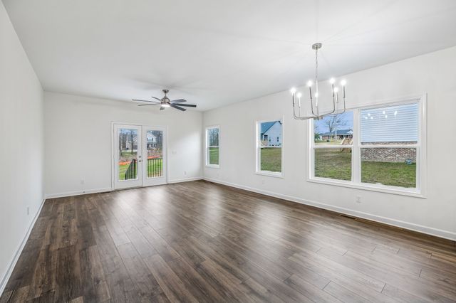 560 Oak Glen Dr, Smithville, TN 37166