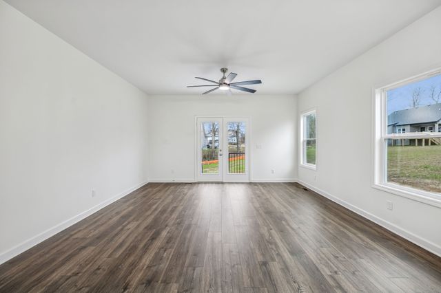 560 Oak Glen Dr, Smithville, TN 37166