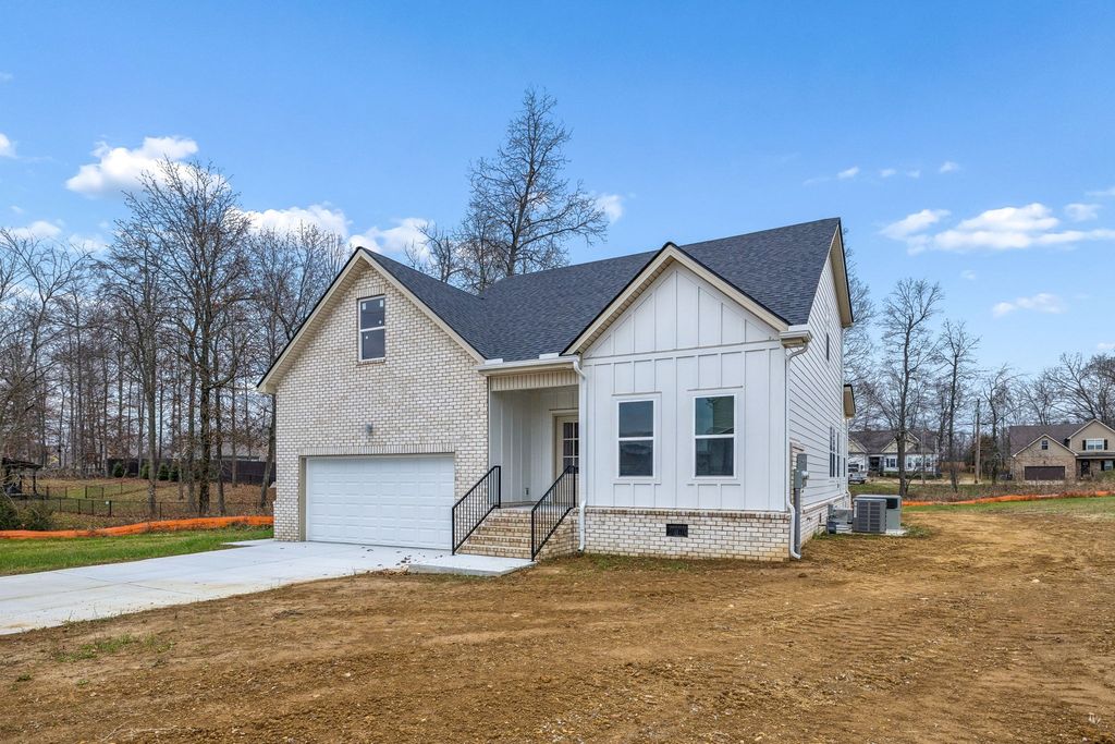 560 Oak Glen Dr, Smithville, TN 37166