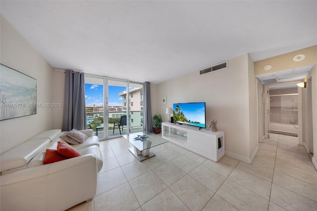 3801 S Ocean Drive 15R, Hollywood, FL 33019