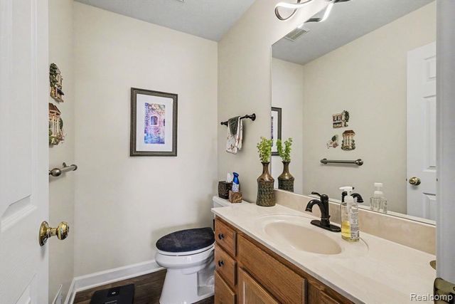 408 N Outlook Court, Perry, MI 48872