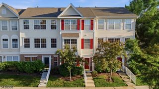 27 Woodlake Dr, Sayreville Boro, NJ 08859