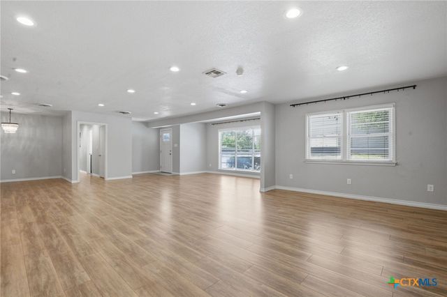 1225 N Unicorn Avenue, New Braunfels, TX 78130