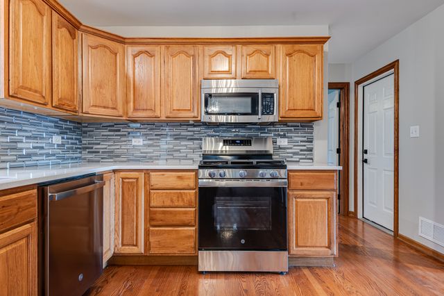 16954 Mohican Drive, Lockport, IL 60441