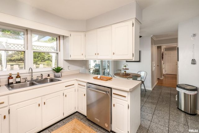 27 W Pinewood Drive, Carbondale, IL 62901