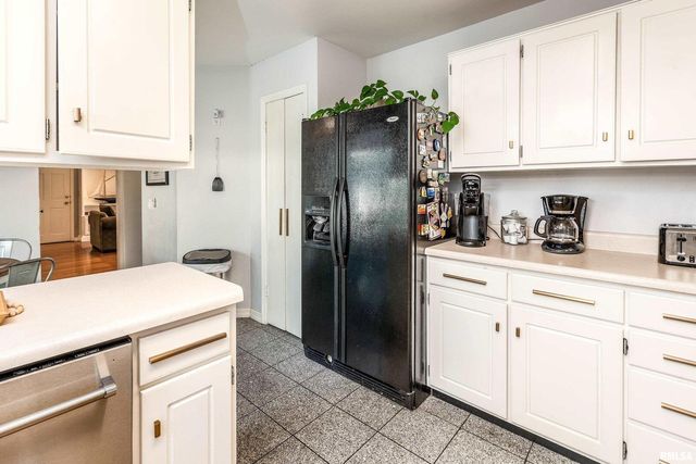 27 W Pinewood Drive, Carbondale, IL 62901