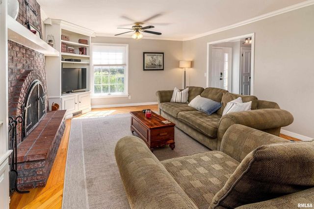 27 W Pinewood Drive, Carbondale, IL 62901