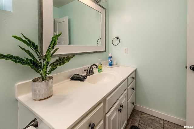 27 W Pinewood Drive, Carbondale, IL 62901